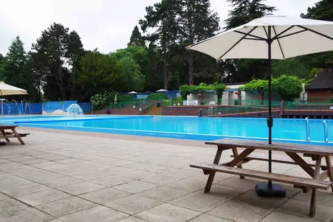 Photo of Droitwich Spa Lido, a lido in Worcestershire, central England.