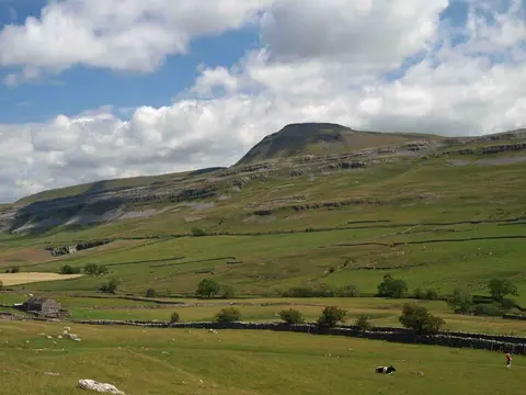 Photo: Ingleborough, a 723m hill near Ingleton in the Yorkshire Dales, North Yorkshire, northern England.