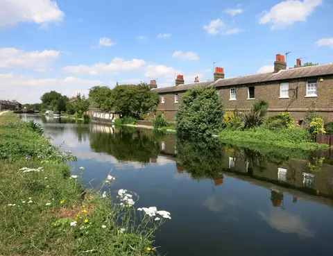Photo of the Lee Navigation, a 28-mile river navigation running from Hertford to Bow Locks, England.