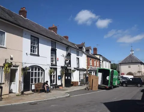Photo of The White Horse Inn (Clun), a pub in Shropshire, central England.