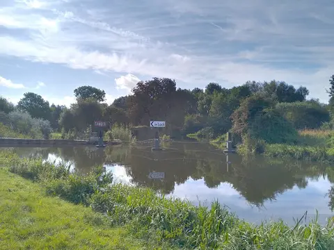 Photo of the River Kennet, a 45-mile river running from Marlborough Downs to River Thames at Reading, England.