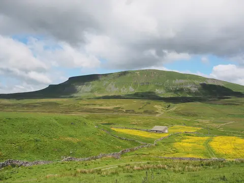 Photo: Pen-y-ghent, a 694m hill near Horton-in-Ribblesdale in the Yorkshire Dales, North Yorkshire, northern England.