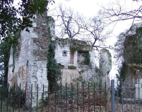 Photo of Betchworth Castle, a ruined castle near Brockham, Surrey, south east England.