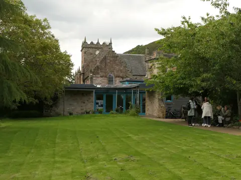 Photo of Duddingston Kirk, a church in Edinburgh, central Scotland.