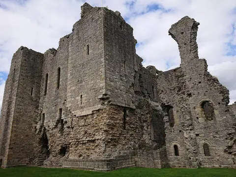 Photo of Middleham Castle, a ruined castle near Leyburn, North Yorkshire, northern England.