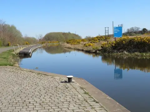 Photo of the Union Canal, a 31-mile canal running from Edinburgh to Falkirk, central Scotland.