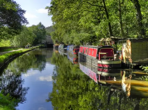 Photo of the Rochdale Canal, a 32-mile canal running from Manchester to Sowerby Bridge, England.