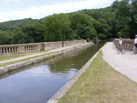 Photo of Dundas Aqueduct, a landmark near Bath in the Cotswolds, Somerset, south west England.
