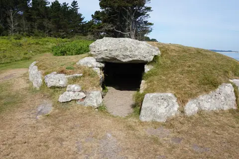 Photo of Innisidgen Burial Chambers, a chambered tomb in Cornwall, south west England.